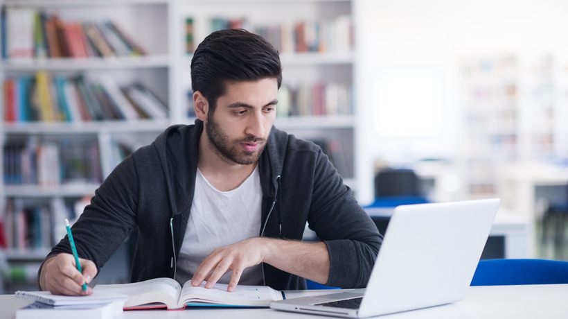 Pessoa estudando no computador um Curso online. Criador de conteúdo fazendo dinheiro pela internet.